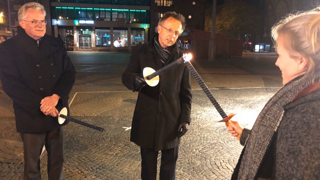 Burgemeester Koen Schuiling, Cdk René Paas en studente Maureen de Witte met het Vrijheidsvuur