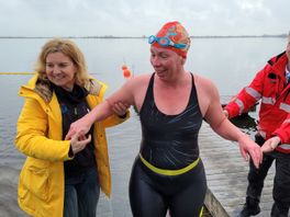 Tientallen bikkels zwemmen in ijskoud water Reeuwijkse Plassen: 'De kou went nooit'