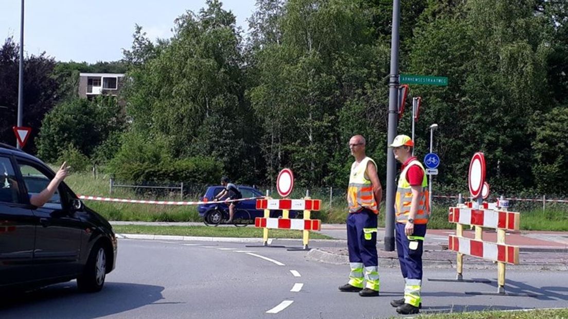 Verkeersregelaars leiden het verkeer om in Rheden.