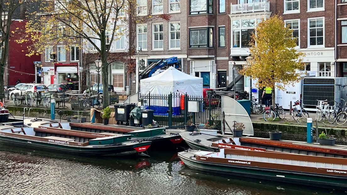 De politie heeft een witte tent neergezet op de Bierkade