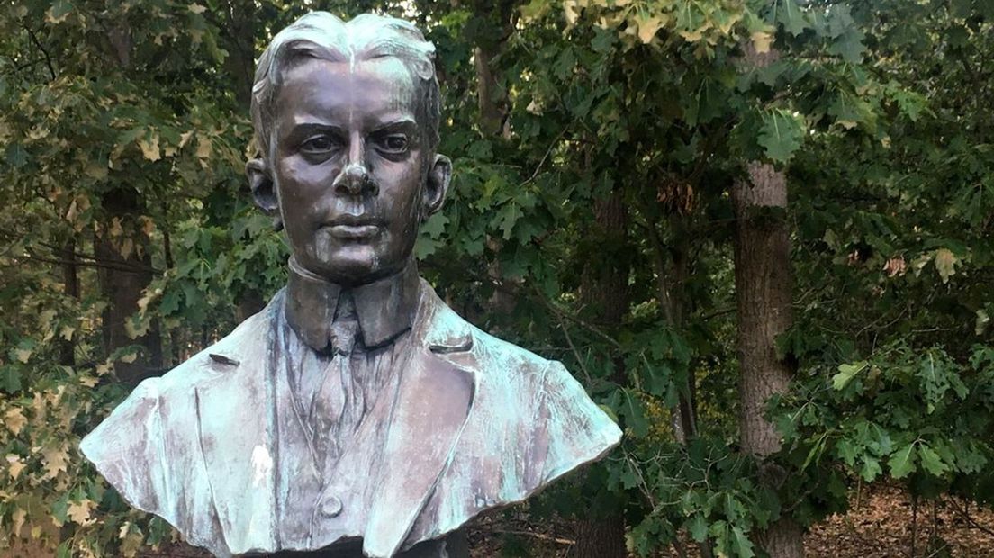 Bronzen borstbeeld van Clément van Maasdijk in Schaarsbergen.