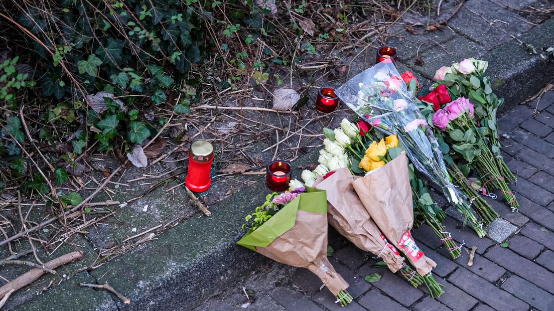 Op de plek van het steekincident aan de Doctor H.E. van Geldererf liggen bloemen en kaarsjes