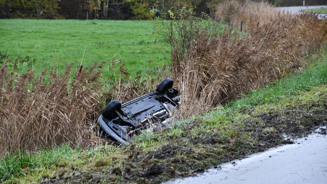Auto ondersteboven in sloot Aagtekerke