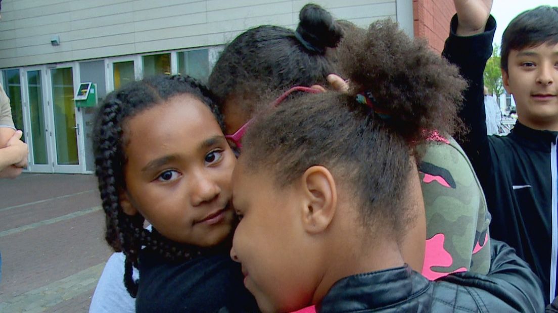 Deze kinderen moeten door de sluiting van het azc in Goes wéér weg van kun vrienden en vriendinnen