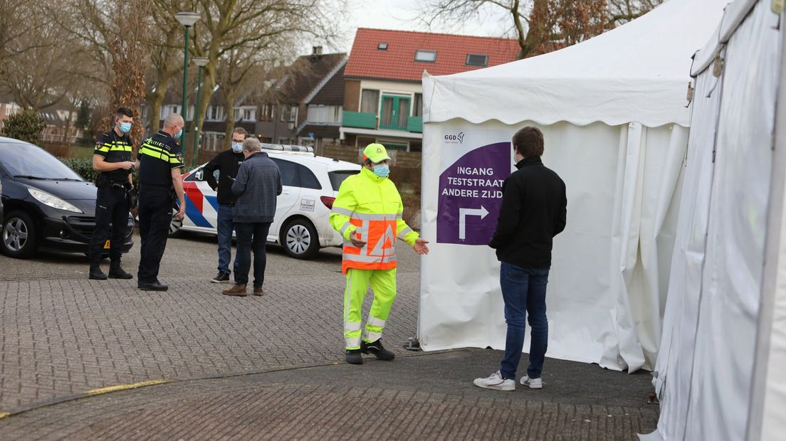 De politie bij de coronateststraat in Bunschoten.
