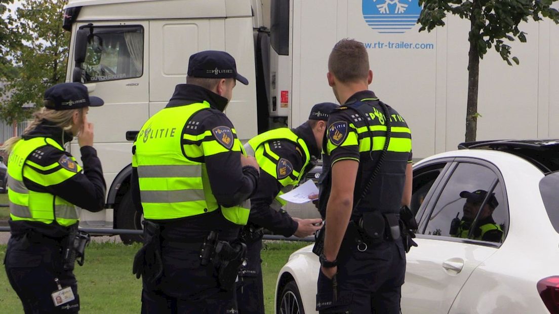 Politie neemt 7.000 euro cash en verboden mes in beslag bij controle A28 bij Staphorst