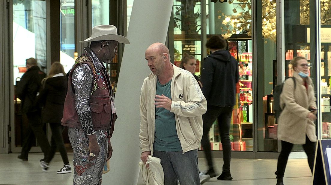 Een voorstelling in de stationshal van Utrecht Centraal.