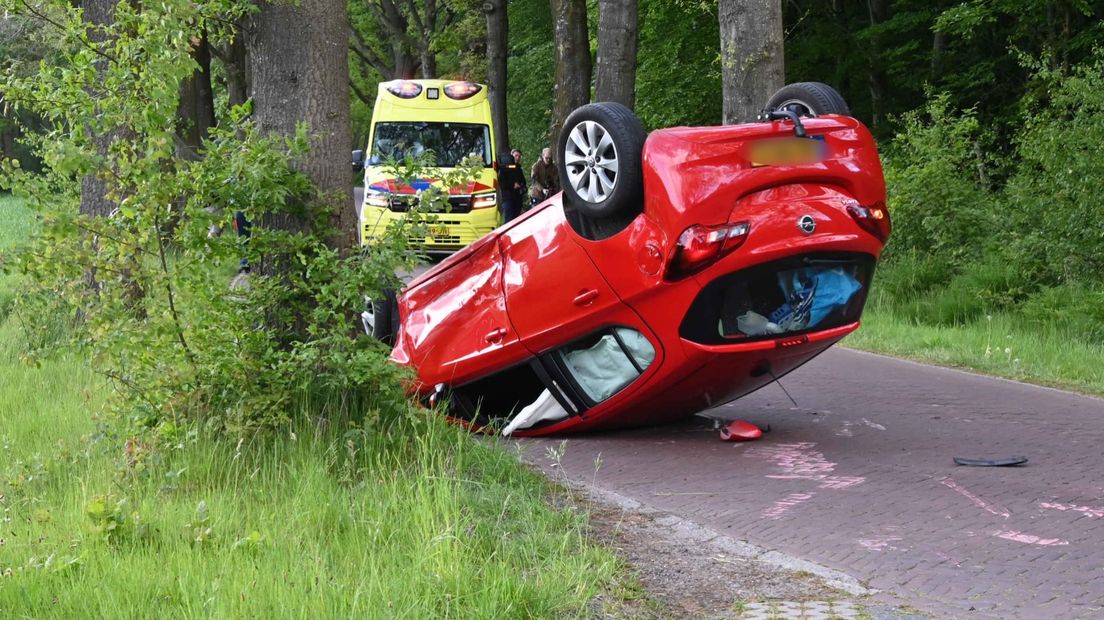 Auto vliegt over de kop na botsing
