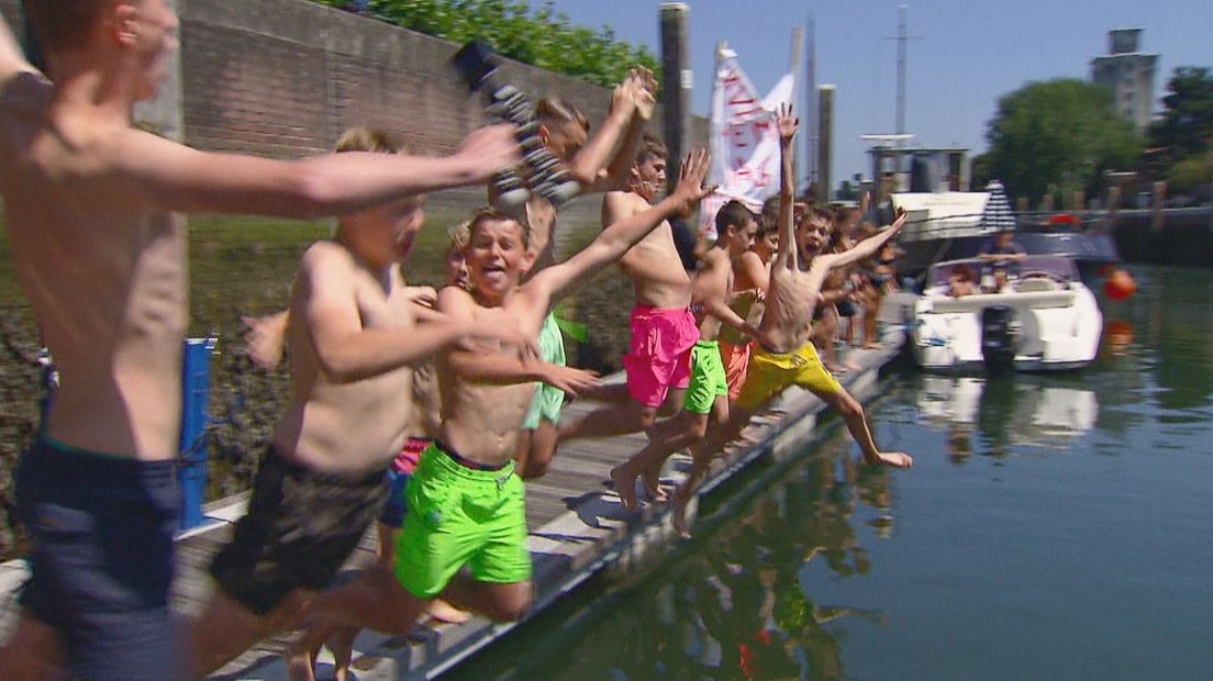 Kinderen duiken in de haven van Zierikzee, als protest tegen betutteling