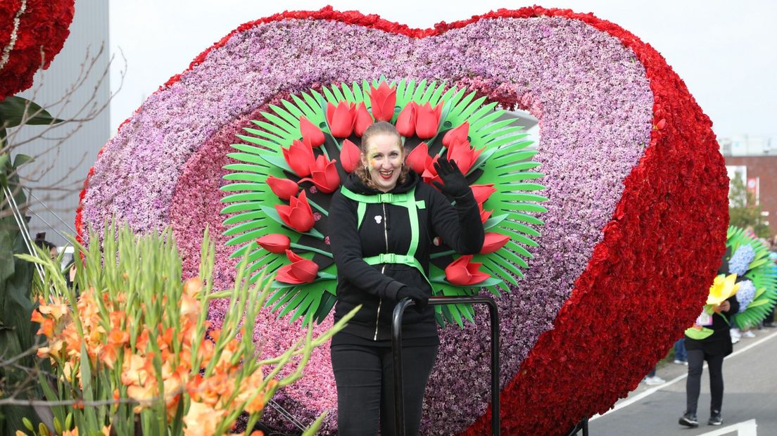 Een corsomeisje op een praalwagen tijdens het Bloemencorso in de Bollenstreek