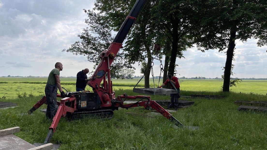 De rupskraan op begraafplaats Menkeweer in Onderdendam