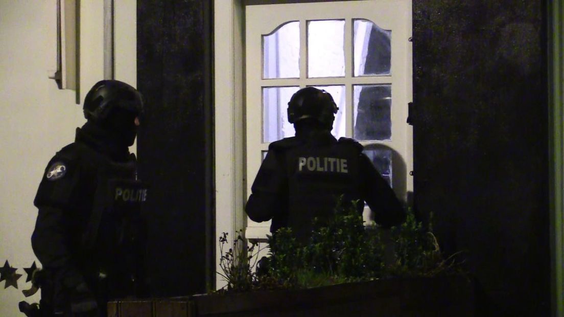 De politie doorzocht vanavond meerdere panden in het centrum van Enschede