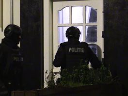 Politie doorzoekt panden in centrum Enschede, meerdere aanhoudingen