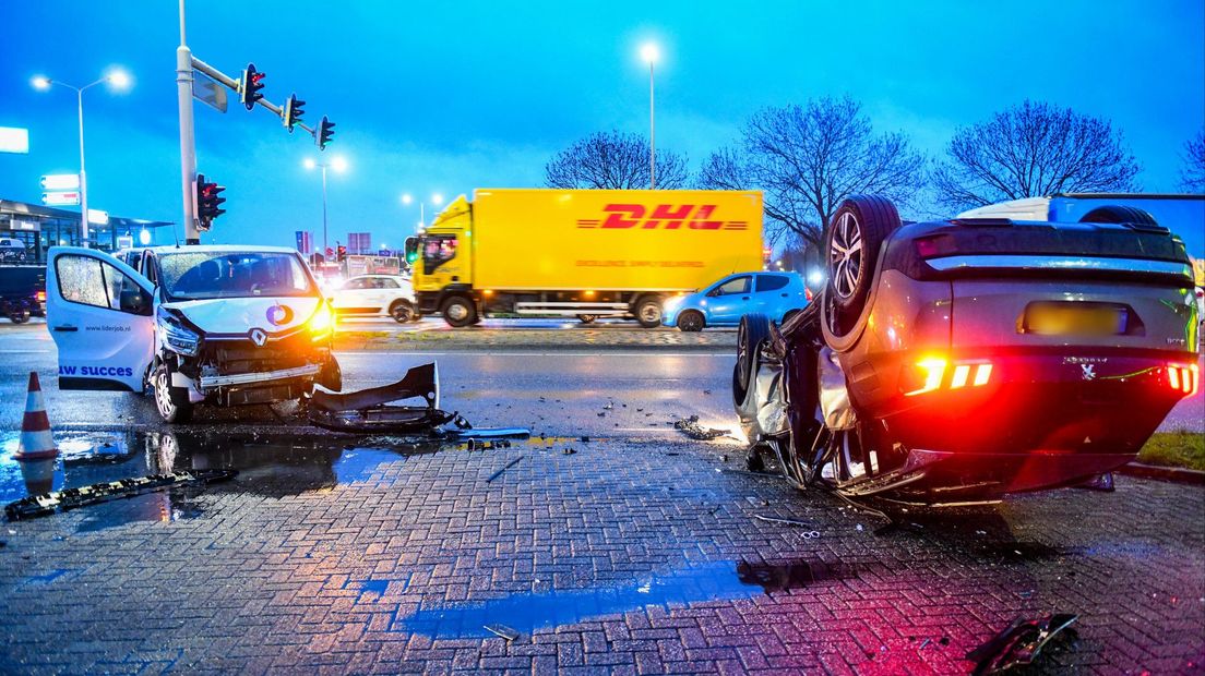 De botsing was zó hard dat één auto ondersteboven op straat belandde