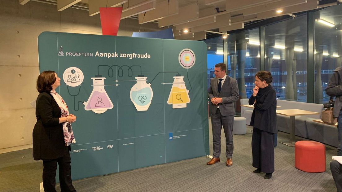 Minister Conny Helder met de Almelose wethouder Eugène van Mierlo en zijn Brabantse collega Marcelle Hendrickx.