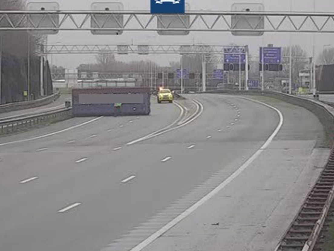 De storm blies een container van een vrachtwagen bij de Drechttunnel
