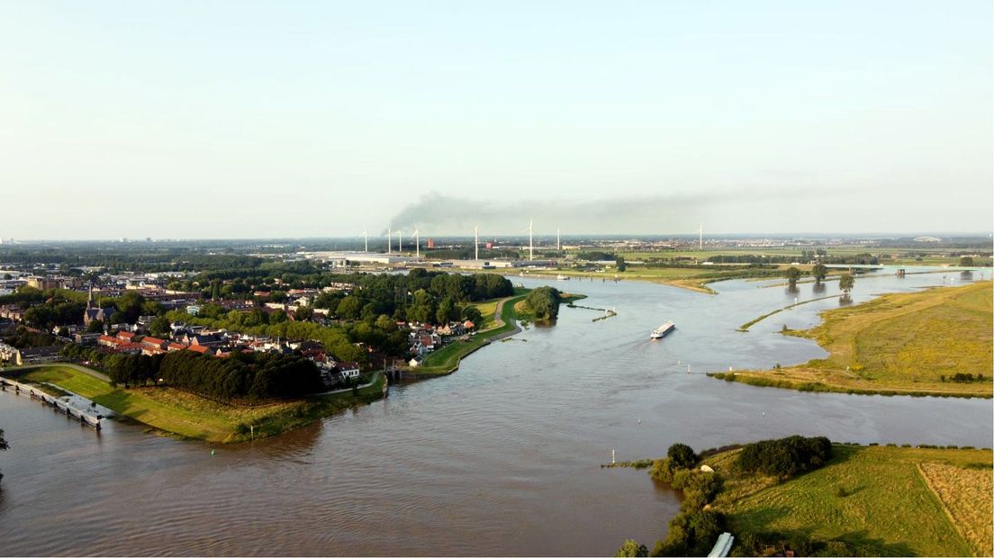 Zelfs boven de Lek bij Vianen is de rook goed zichtbaar.