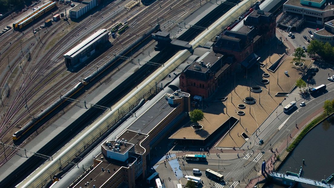 Luchtfoto van het station in 2007 met het Stadsbalkon