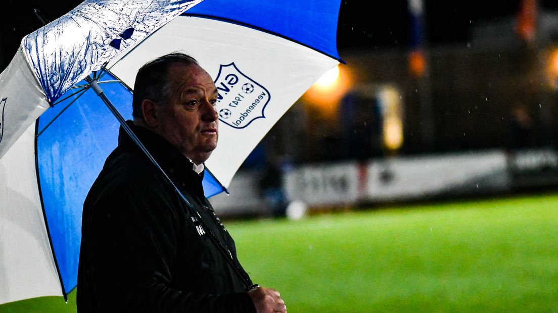 Niek Oosterlee in de stromende regen op Panhuis