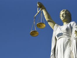 Meisje (15) filmt bloot nichtje (2) om indruk te maken op man (20)