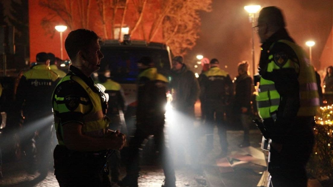 Politie-agenten in de Cortinghlaan in Stad