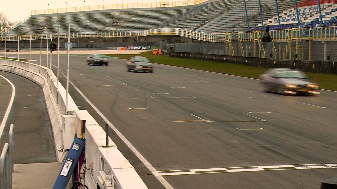 Met je gewone auto even racen op het TT-circuit.