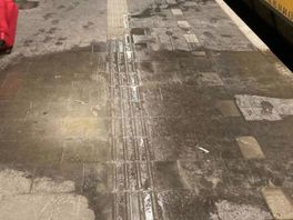 Natte vlek op station houdt treinreizigers bezig: 'Rol gaan spelen in mijn leven'