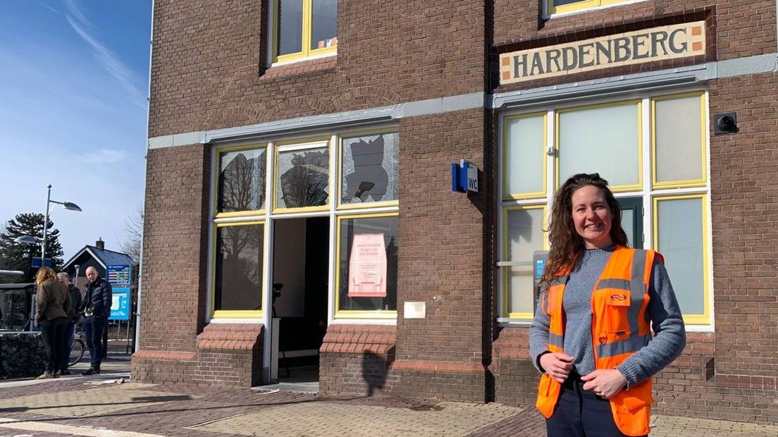 Stationsmanager Kim Vooren zoekt een mooie invulling voor station Hardenberg