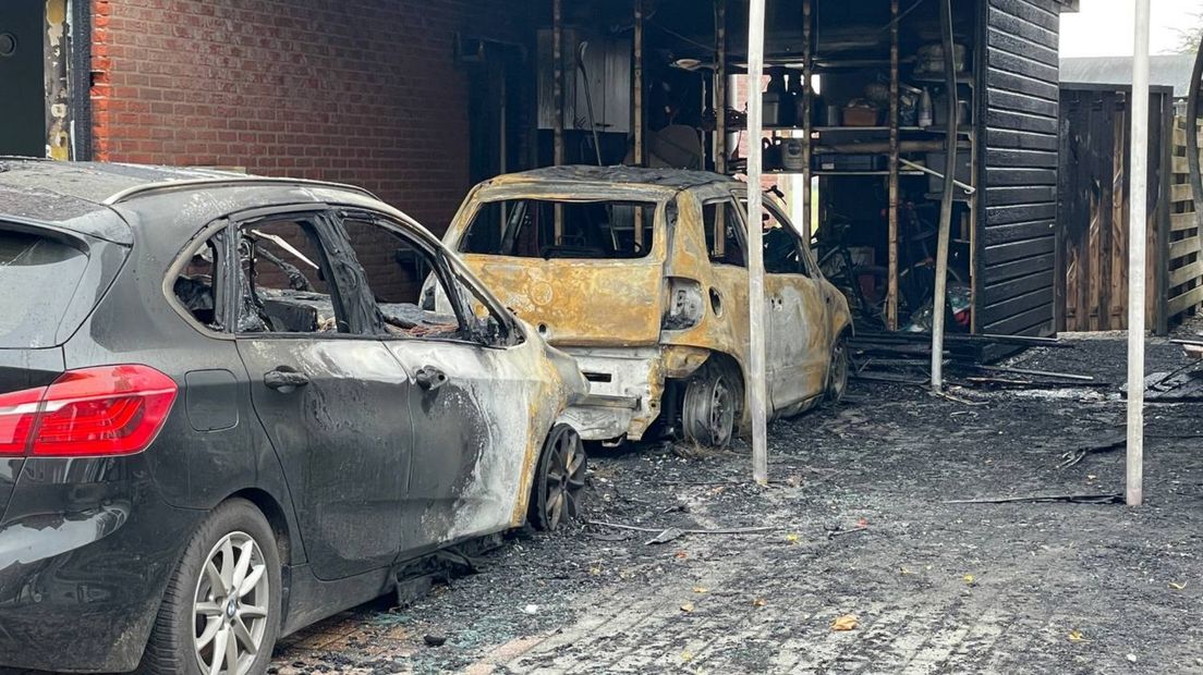 Twee uitgebrande auto's aan de Magnusstraat in Groningen