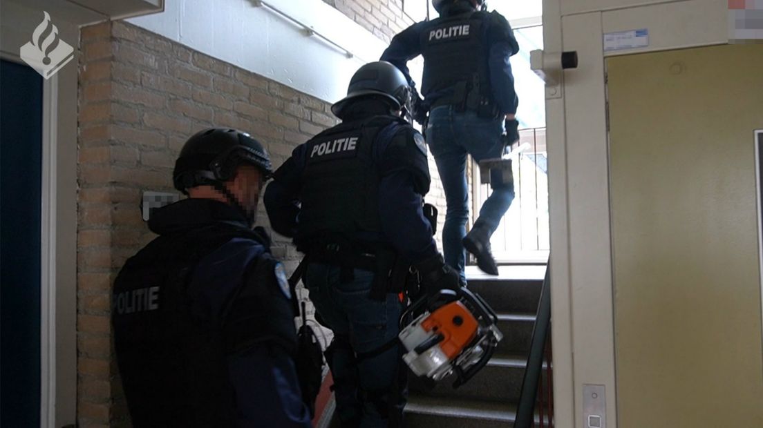Politie tijdens een van de invallen