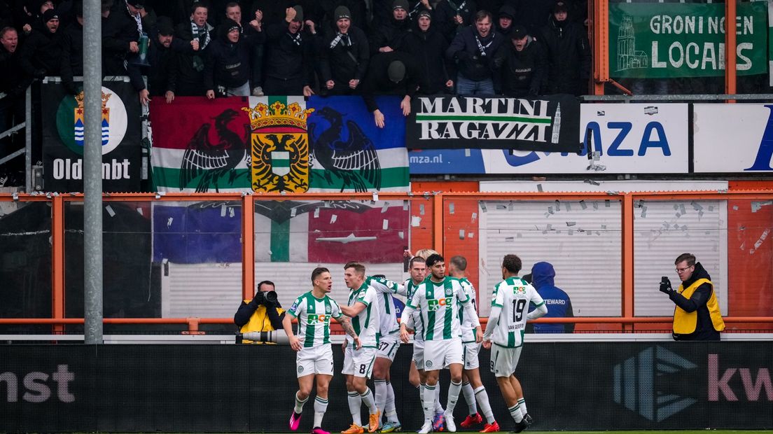 FC Groningen-supporters juichen na een doelpunt in Volendam
