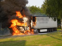 Vlammenzee verwoest geparkeerde vrachtwagen langs A37