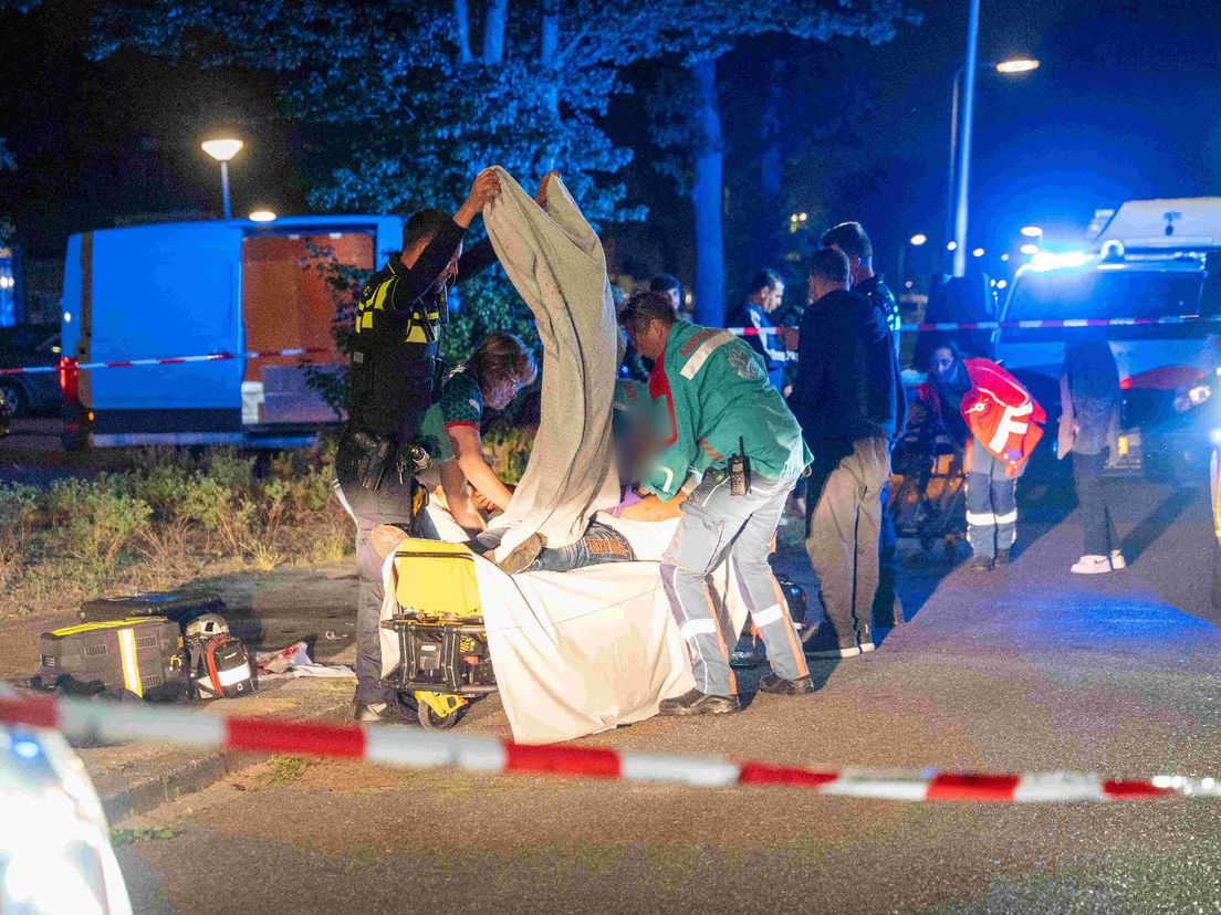 Een slachtoffer van de steekpartij op de Groenewoudlaan in Spijkenisse krijgt medische verzorging