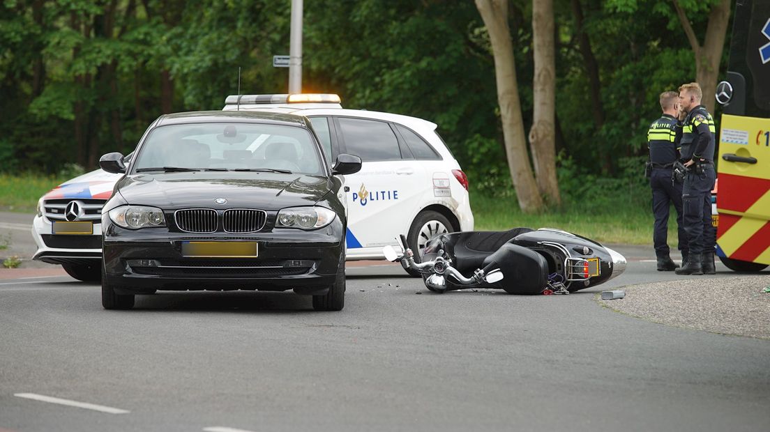 Scooterrijder met spoed naar het ziekenhuis na ongeluk in Deventer