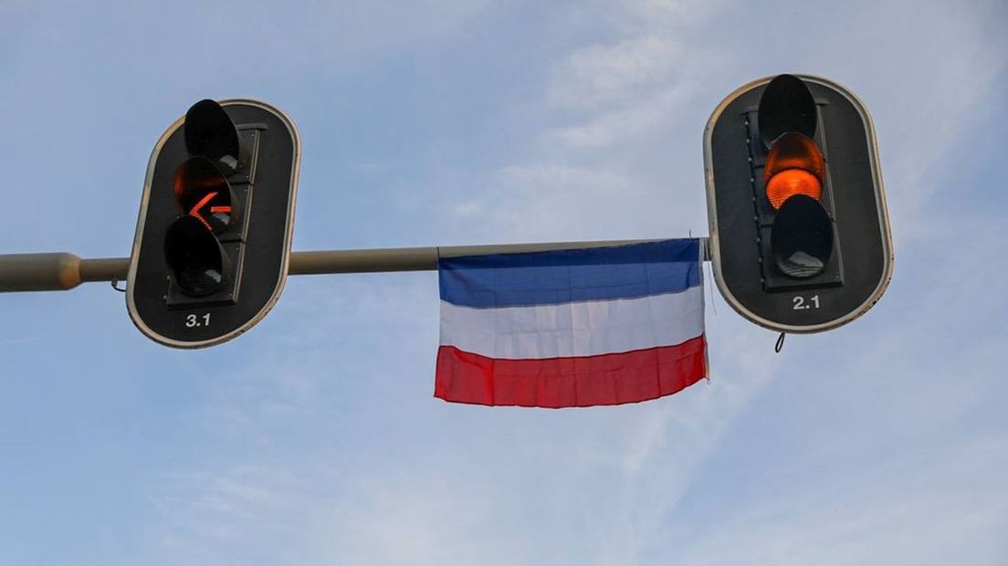 Door de hele provincie zijn honderden van dit soort vlaggen te zien.