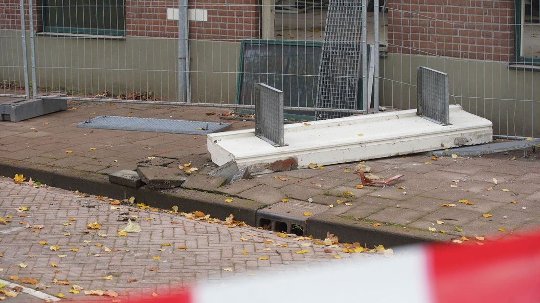 Betonplaten vallen van gebouw in Deventer op stoep