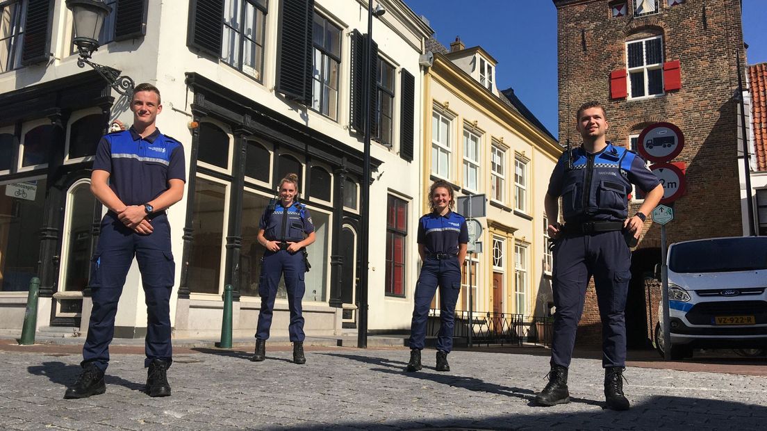 Twee teams met (v.l.n.r.) Nigel, Manon, Marlijn en Wesley houden toezicht op de Voorstraat.