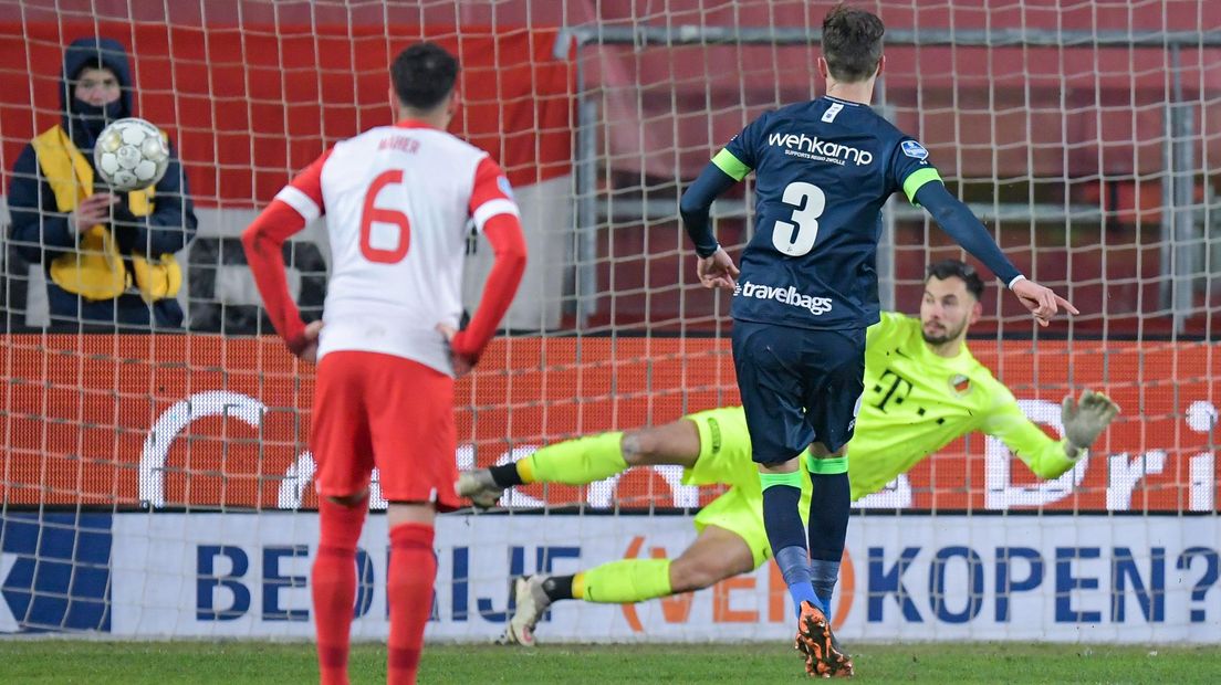 Thomas Lam maakt vanaf de penaltystip 1-2
