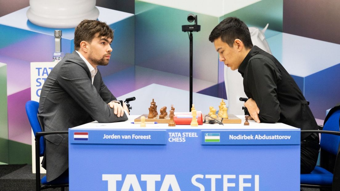 Jorden van Foreest in de slotronde van Tata Steel Chess tegen Nodirbek Abdusattorov