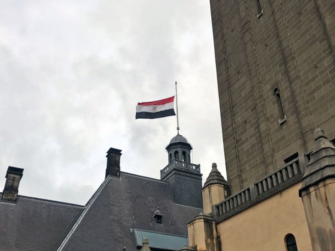 Egyptische vlag op het stadhuis in Rotterdam