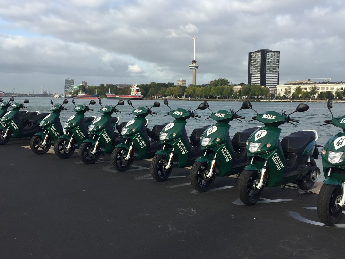Deelscooters aan de Maas