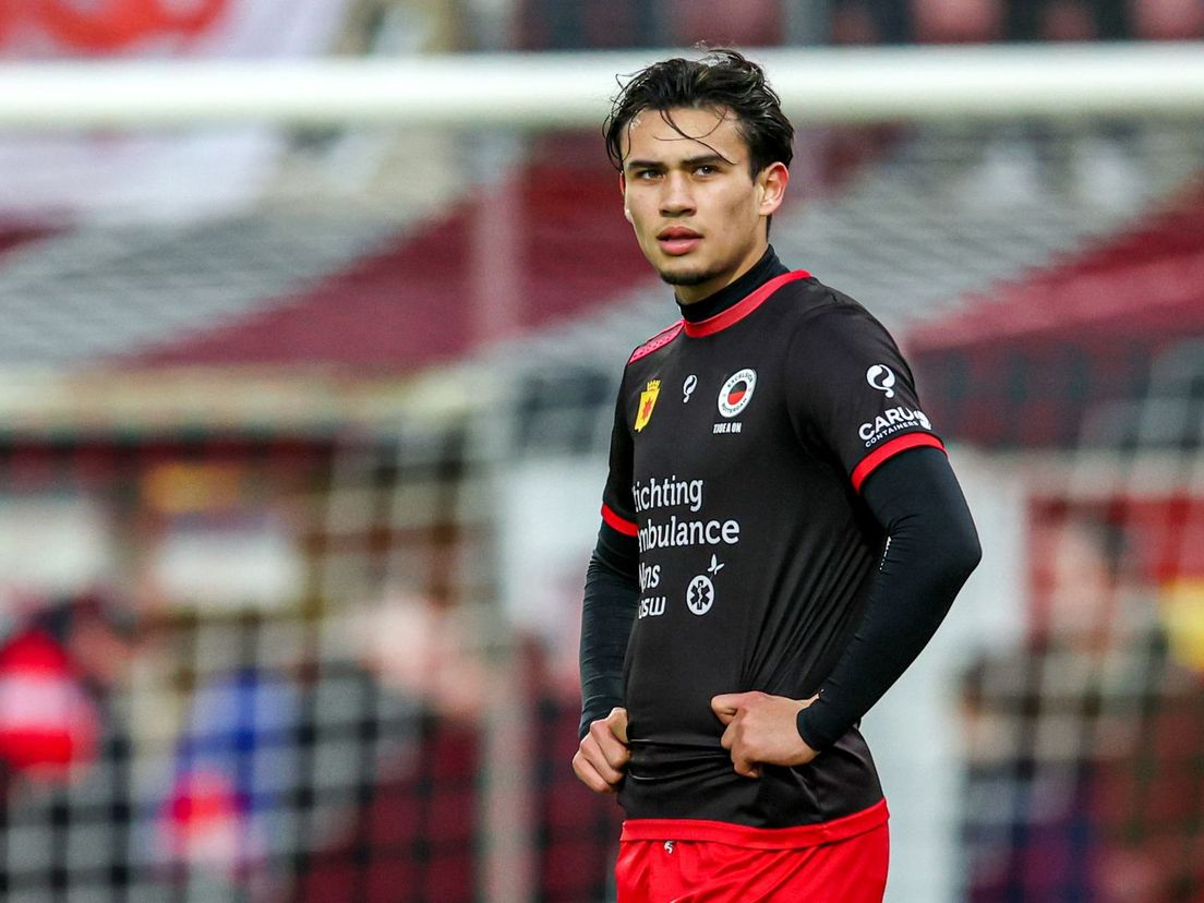 Excelsior-linksback Nathan Tjoe-A-On baalt na een tegentreffer van FC Emmen