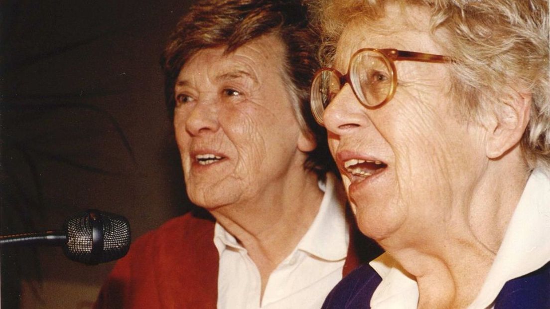 Tekenares Fiep Westendorp (links) en schrijfster Annie M.G. Schmidt in 1990.