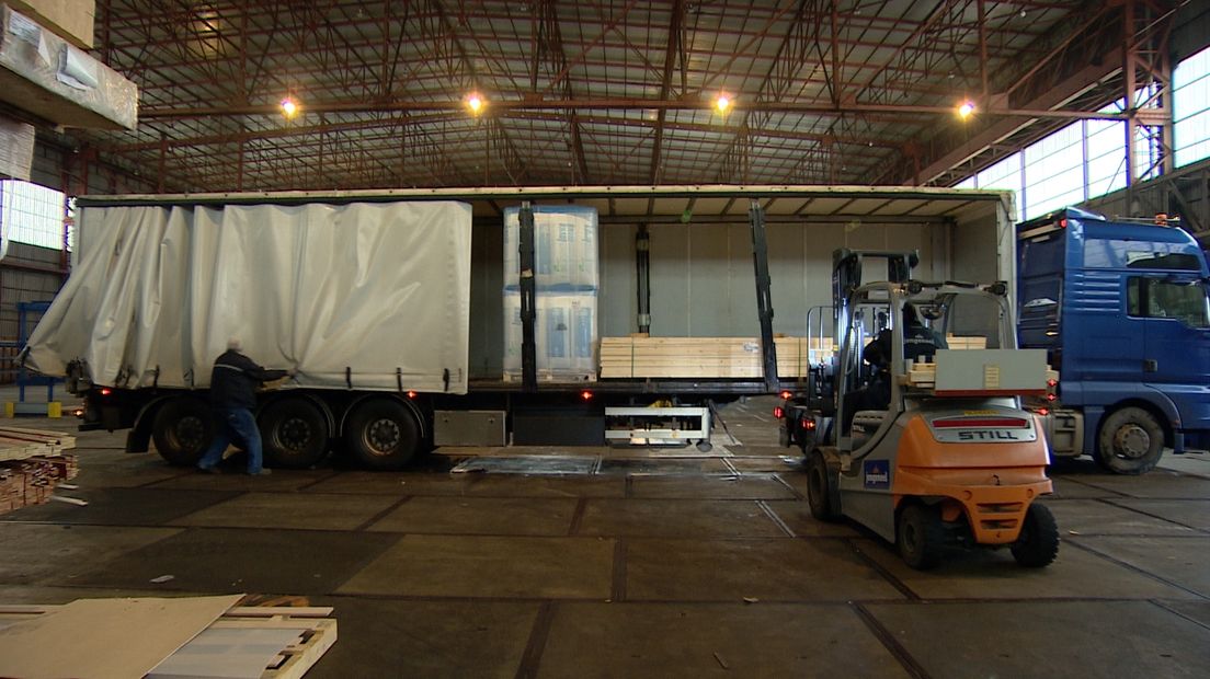Verhuizing houthandel: zeventig vrachtwagens vol met hout