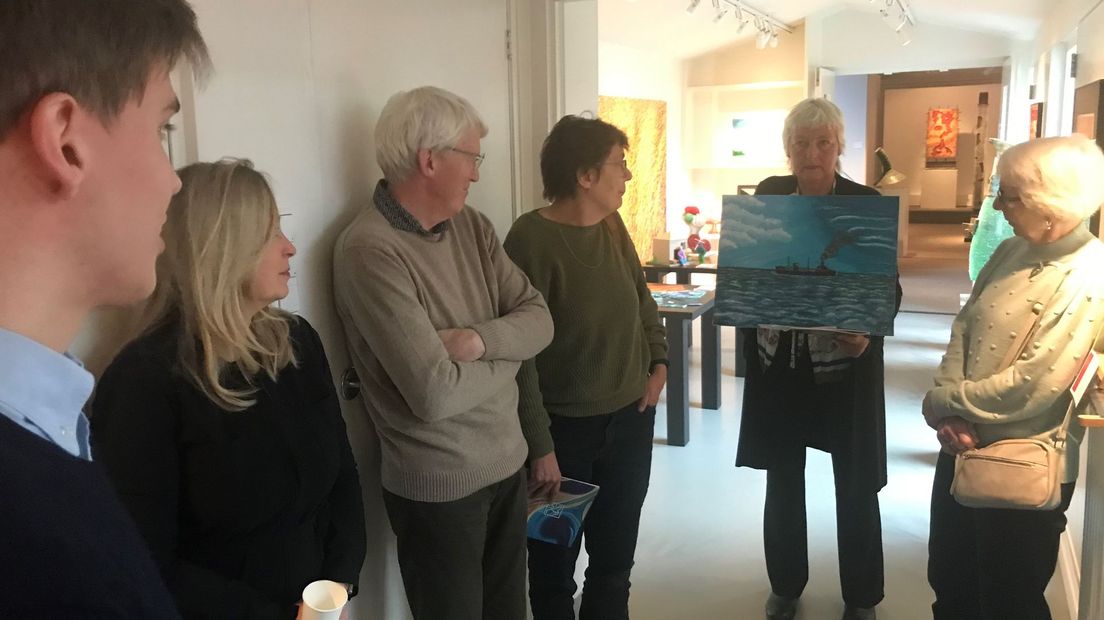 Justus (links) kijkt naar zijn schilderij