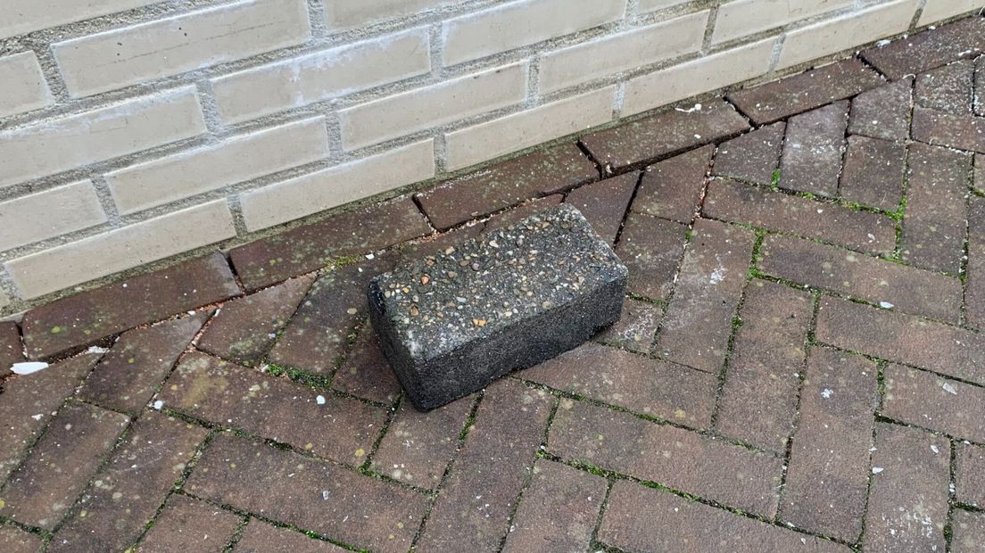 De steen ligt nog op straat