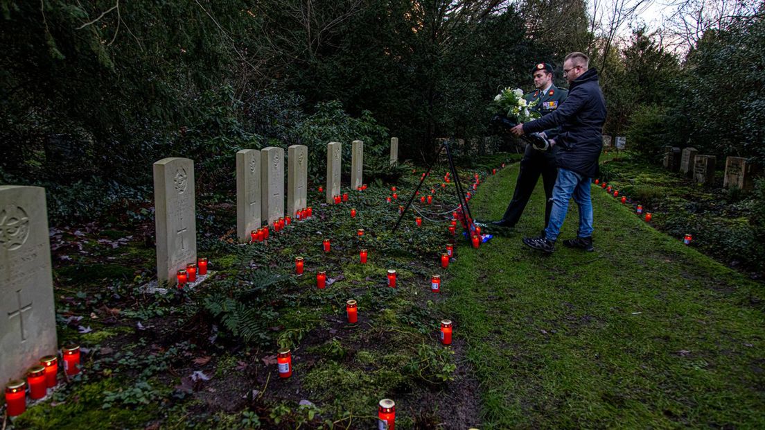 Organisator Stefan Meekers bij de oorlogsgraven in Zwolle