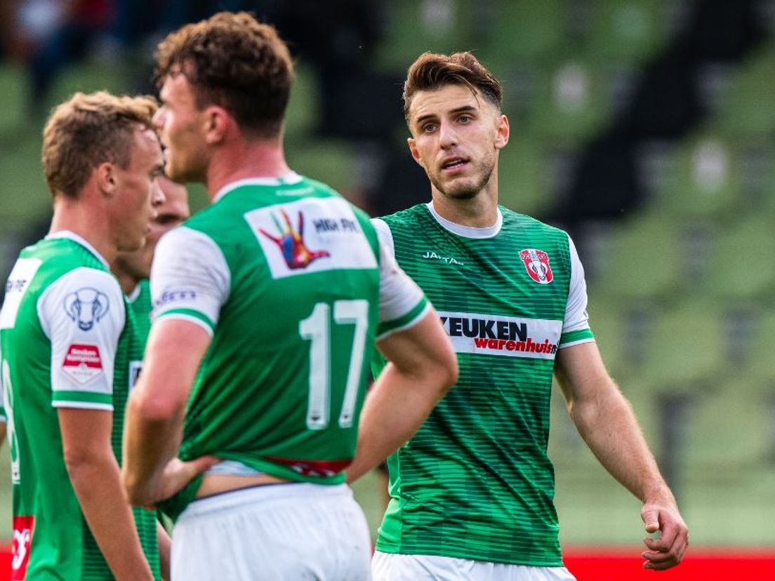 Balende spelers van FC Dordrecht op archiefbeeld. (VK Sportphoto - Ruben Zegers)