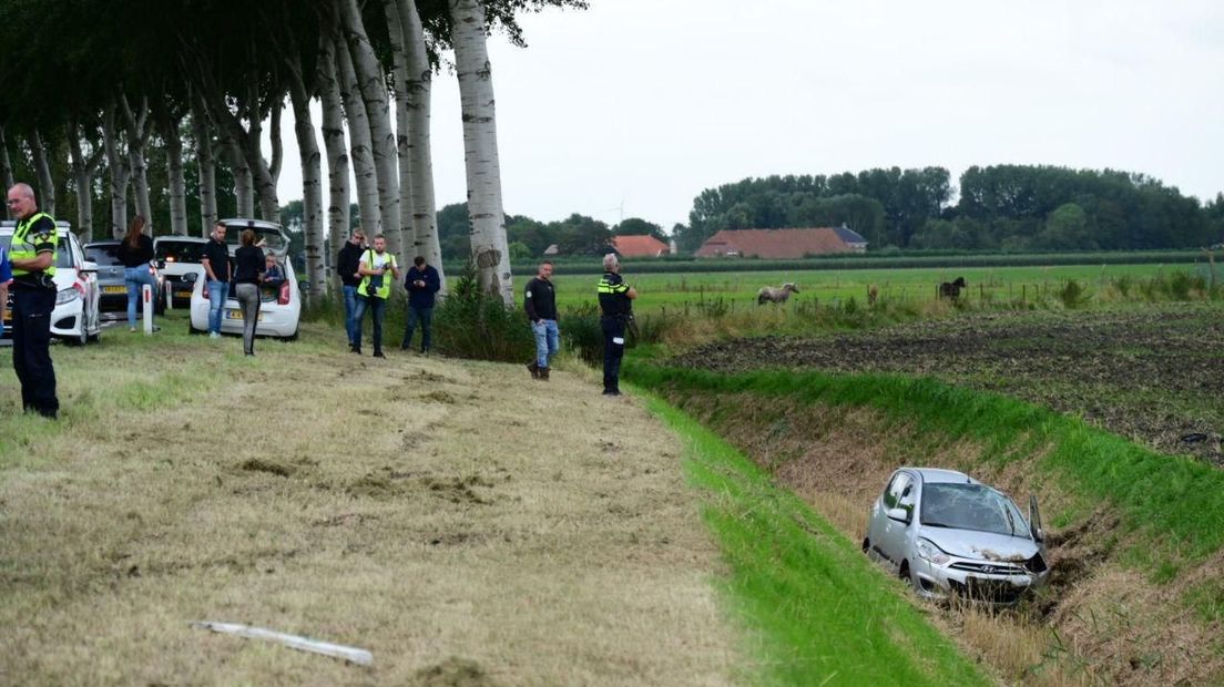 De auto kwam in een droogstaande sloot terecht