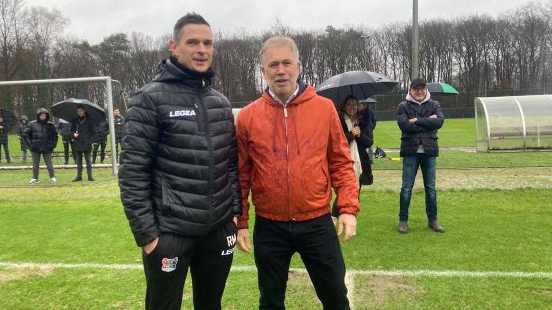 Fans van Vitesse klimmen in de hekken tijdens de laatste training